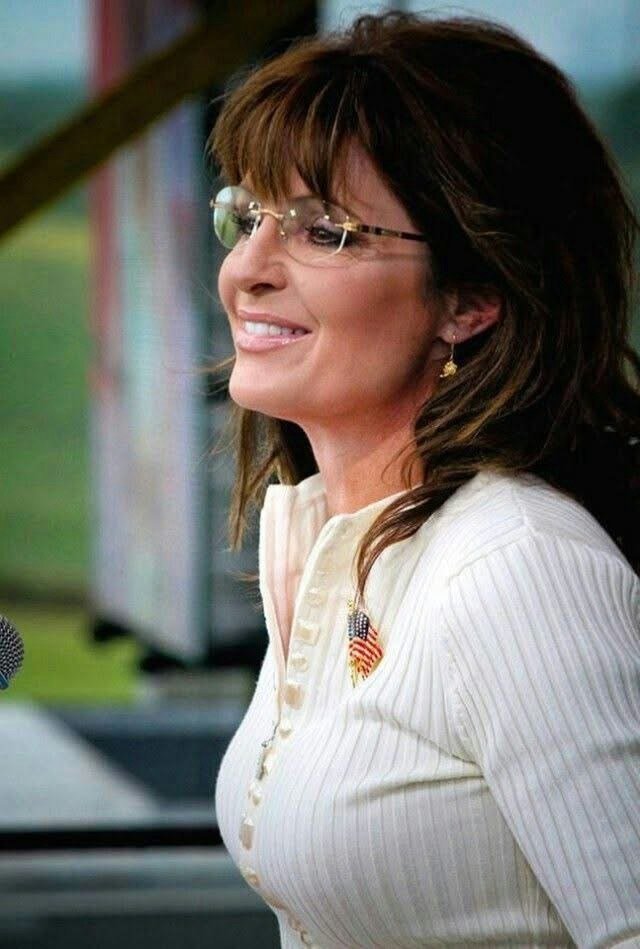 The Story Behind the Viral Talk About Sarah Palin’s “Real Size”